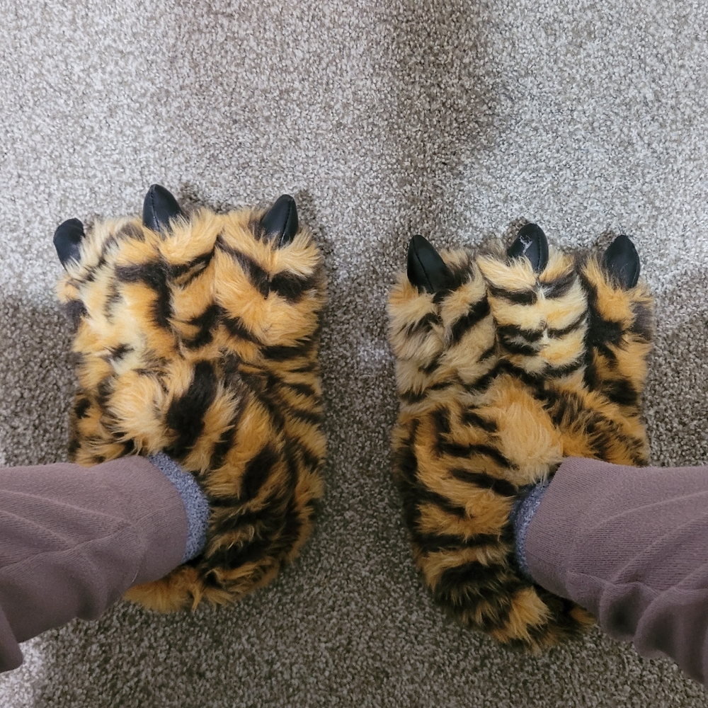 4/$25 Fun House Slippers Used Size s/m Can fit kids and adults - Picture 3 of 10